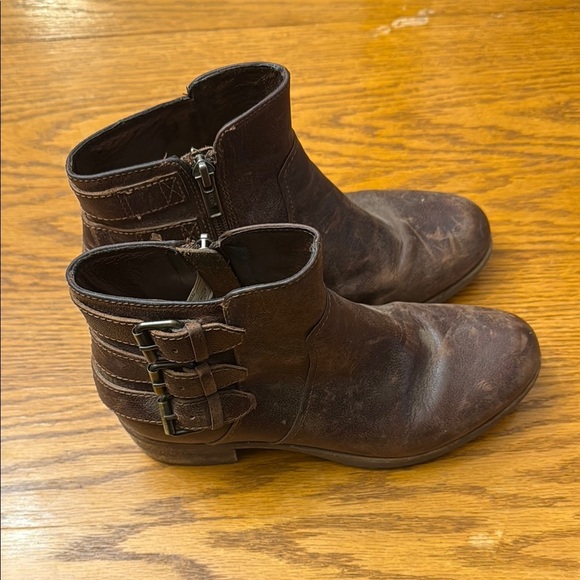 UGG Brown leather Ankle Booties with Side Zipper - Picture 2 of 5